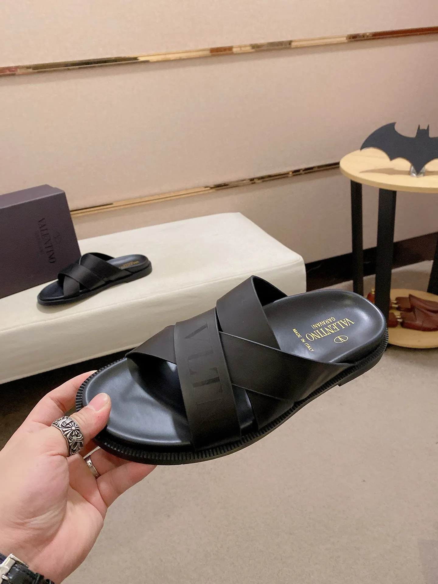 Men's shoes💰: 440💰[Valentino] New men's boutique slippers, counter quality, classic plaid, the actual workmanship is quite complex🔰The uppers are made of imported fabrics➕🐑Sheepskin lining, which tests the craftsman's craftsmanship➕original PU outsole. Size: 38-44 (45 can be customized, non-refundable)